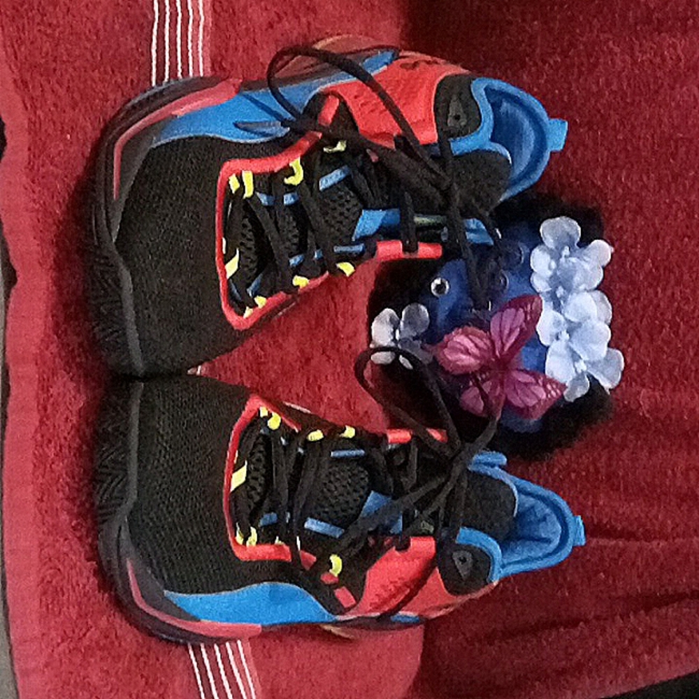 Black multi colored Fila's size 9.5